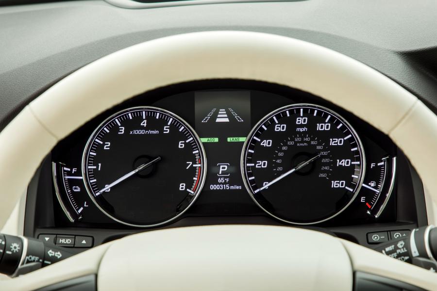 Панель приборов Acura RLX Sport Hybrid SH-AWD 2017 года  (фото 27 из 52)